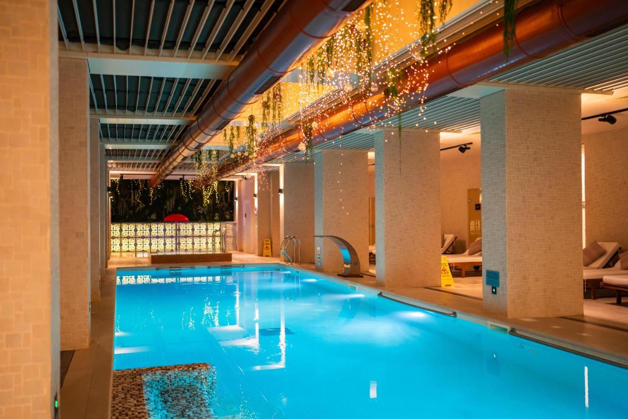 Lucky Bansko Aparthotel Spa & Relax Ngoại thất bức ảnh The swimming pool at the hotel