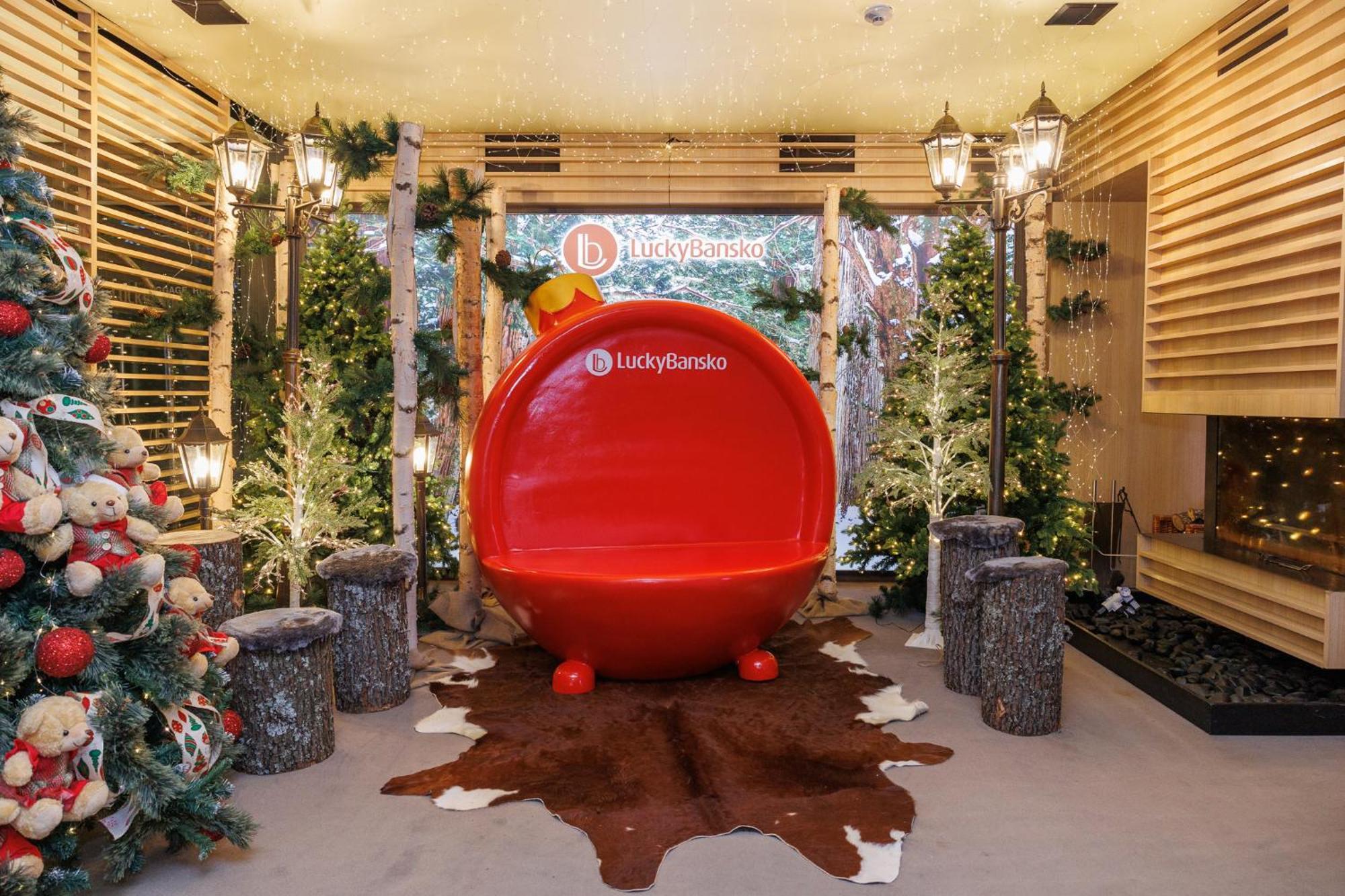 Lucky Bansko Aparthotel Spa & Relax Ngoại thất bức ảnh Santa's chair at the 2013 Christmas Village