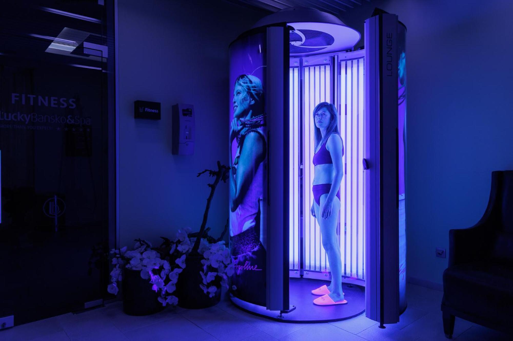 Lucky Bansko Aparthotel Spa & Relax Ngoại thất bức ảnh A woman tanning in a solarium