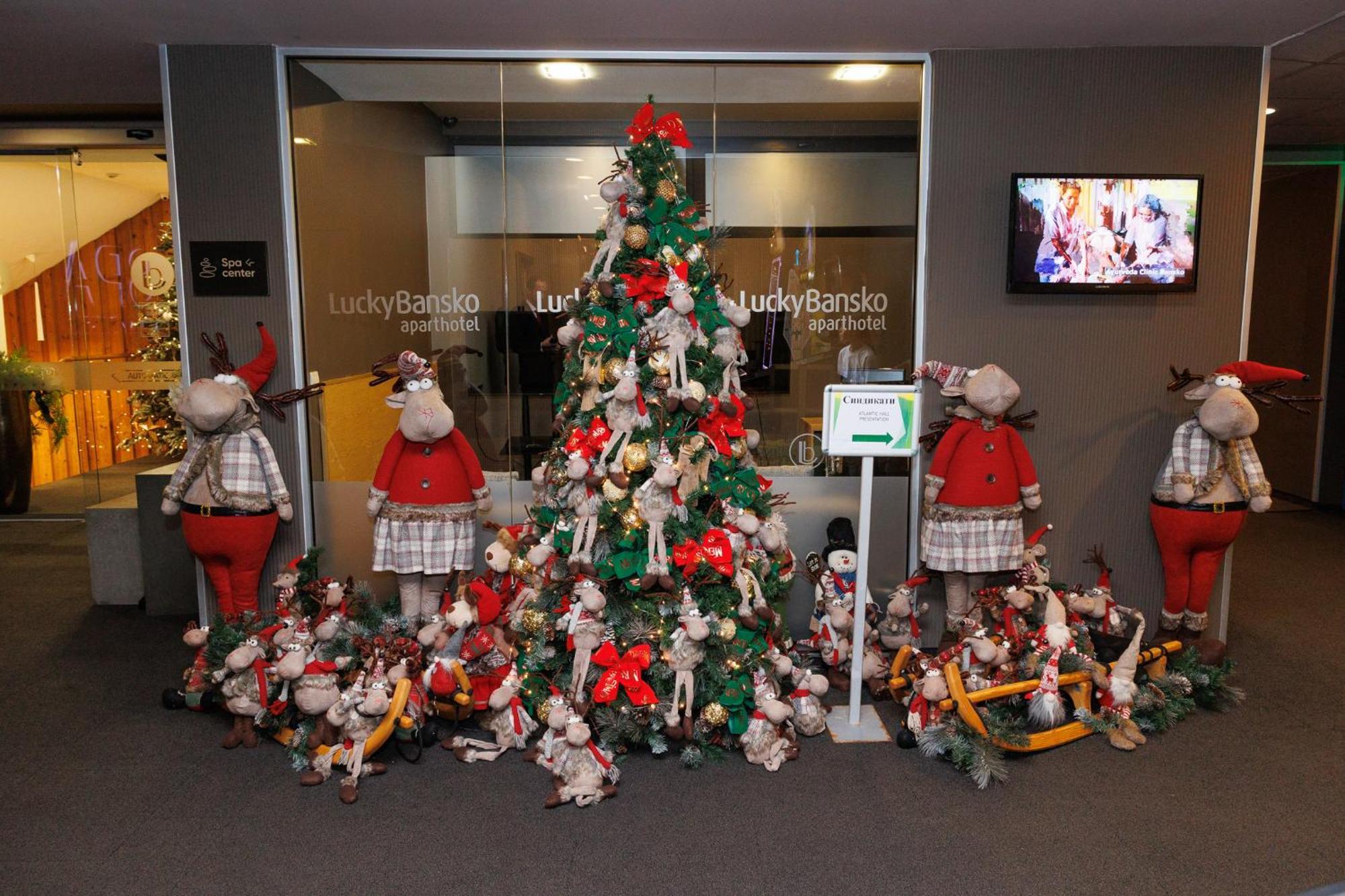 Lucky Bansko Aparthotel Spa & Relax Ngoại thất bức ảnh Christmas tree at the airport
