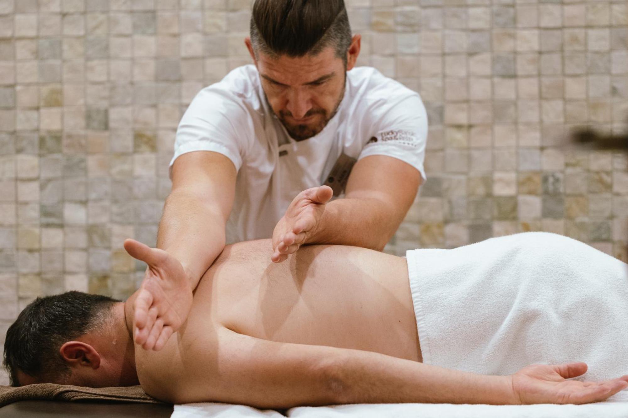 Lucky Bansko Aparthotel Spa & Relax Ngoại thất bức ảnh A massage therapist treating a patient