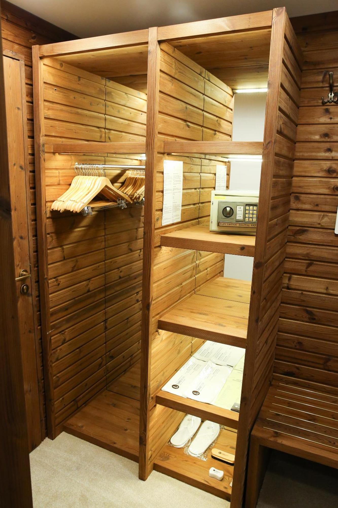 Lucky Bansko Aparthotel Spa & Relax Ngoại thất bức ảnh A safe in a hotel room