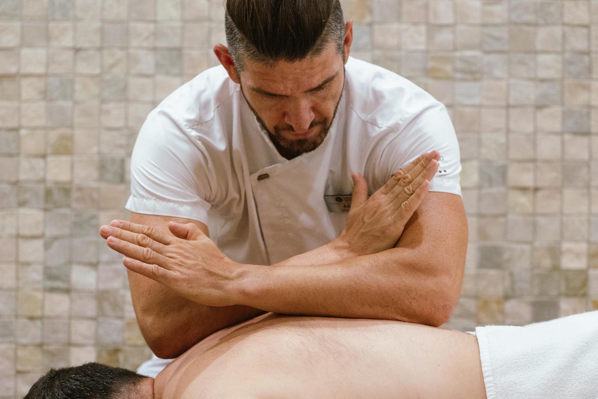 Lucky Bansko Aparthotel Spa & Relax Ngoại thất bức ảnh A chiropractor treating a patient