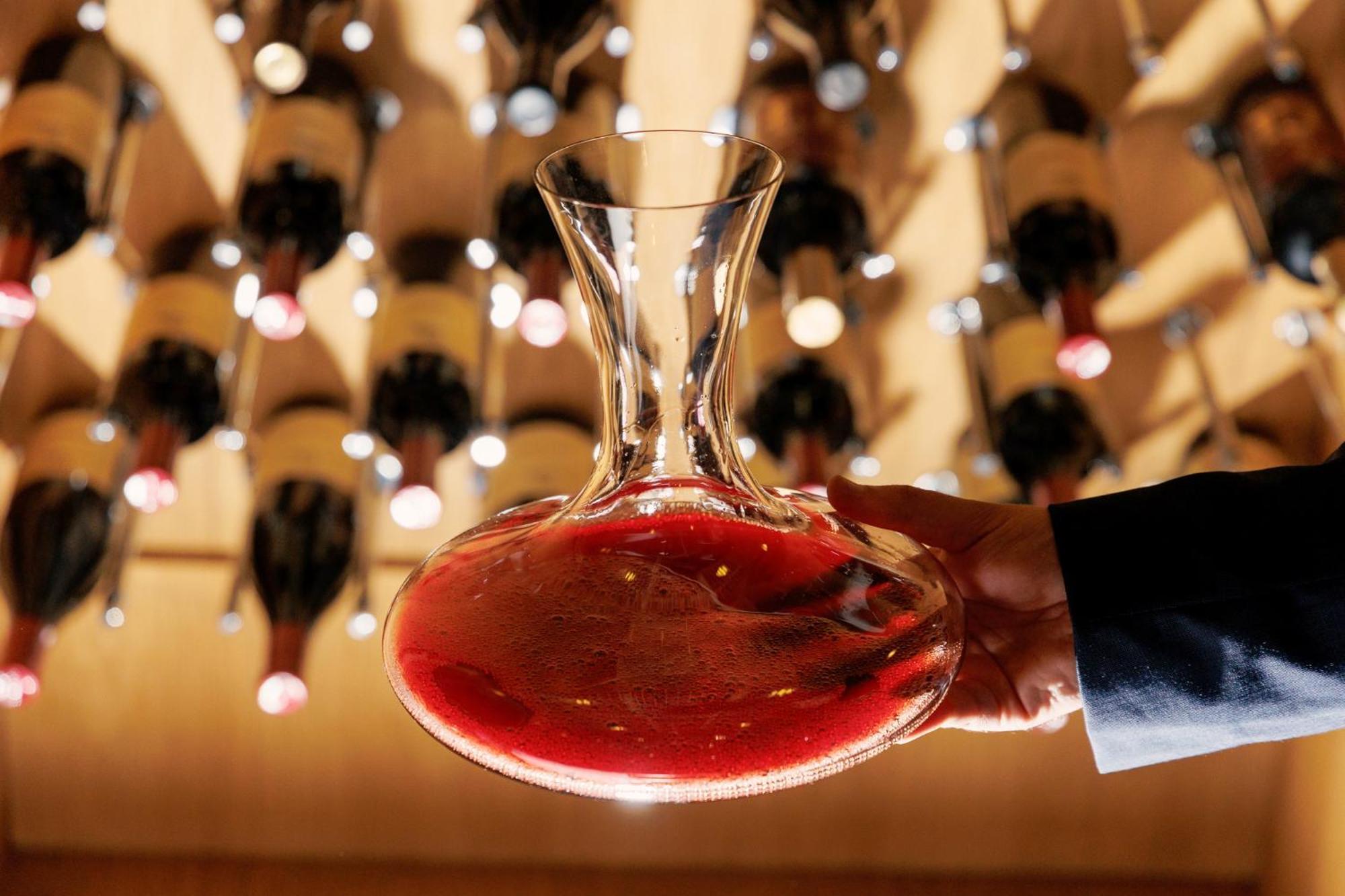 Lucky Bansko Aparthotel Spa & Relax Ngoại thất bức ảnh A wine decanter