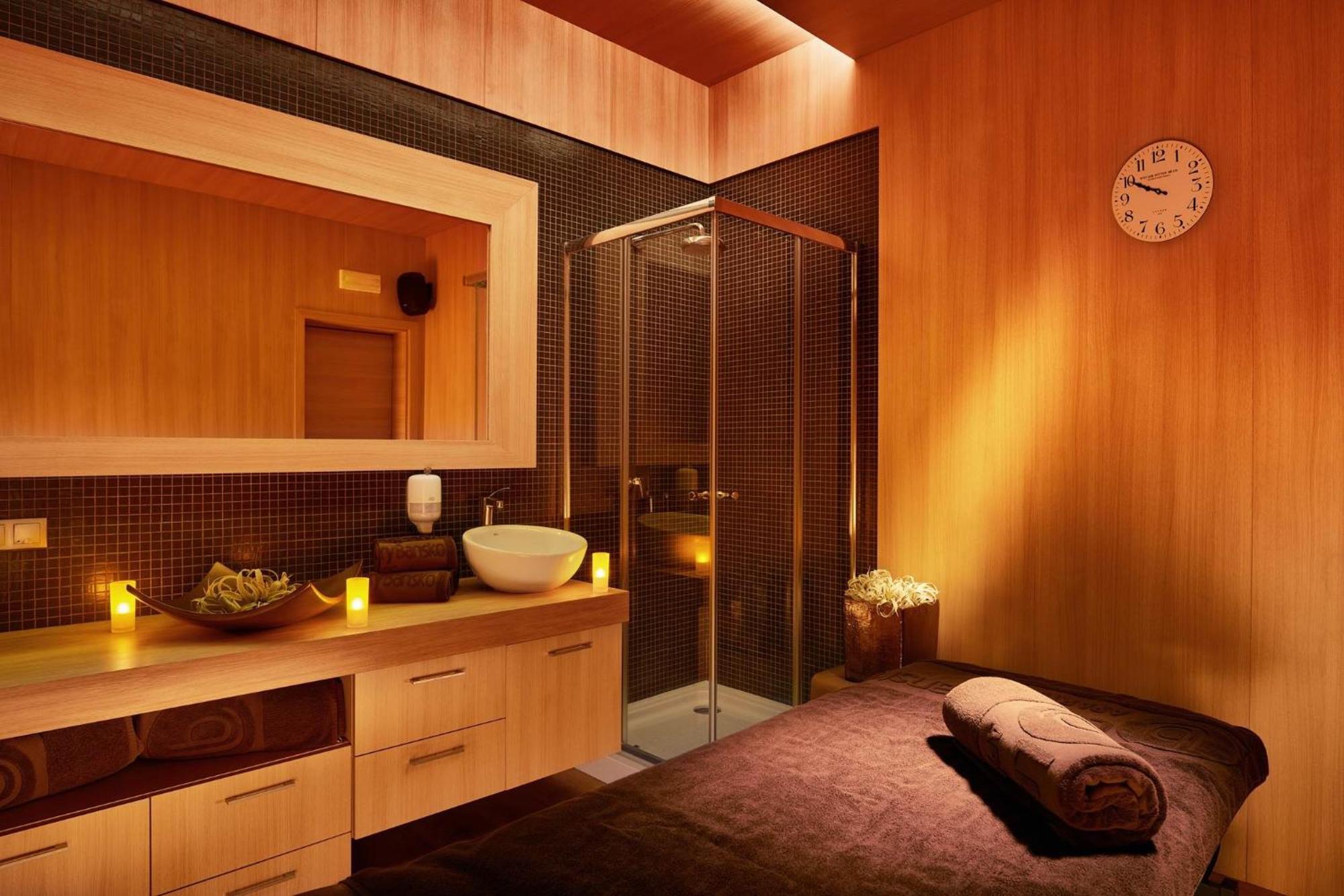 Lucky Bansko Aparthotel Spa & Relax Ngoại thất bức ảnh A treatment room at a spa