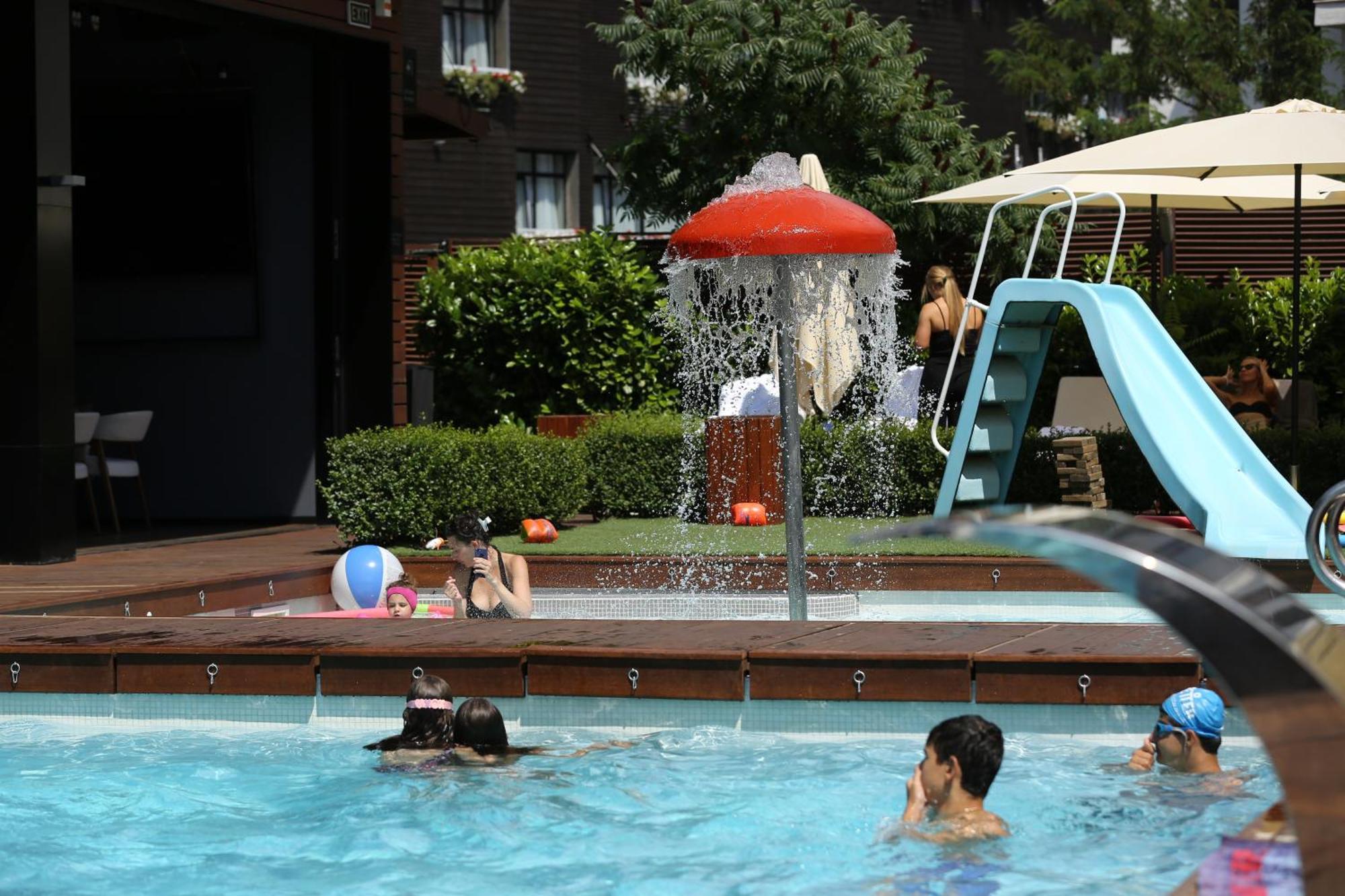 Lucky Bansko Aparthotel Spa & Relax Ngoại thất bức ảnh A mushroom fountain in a swimming pool