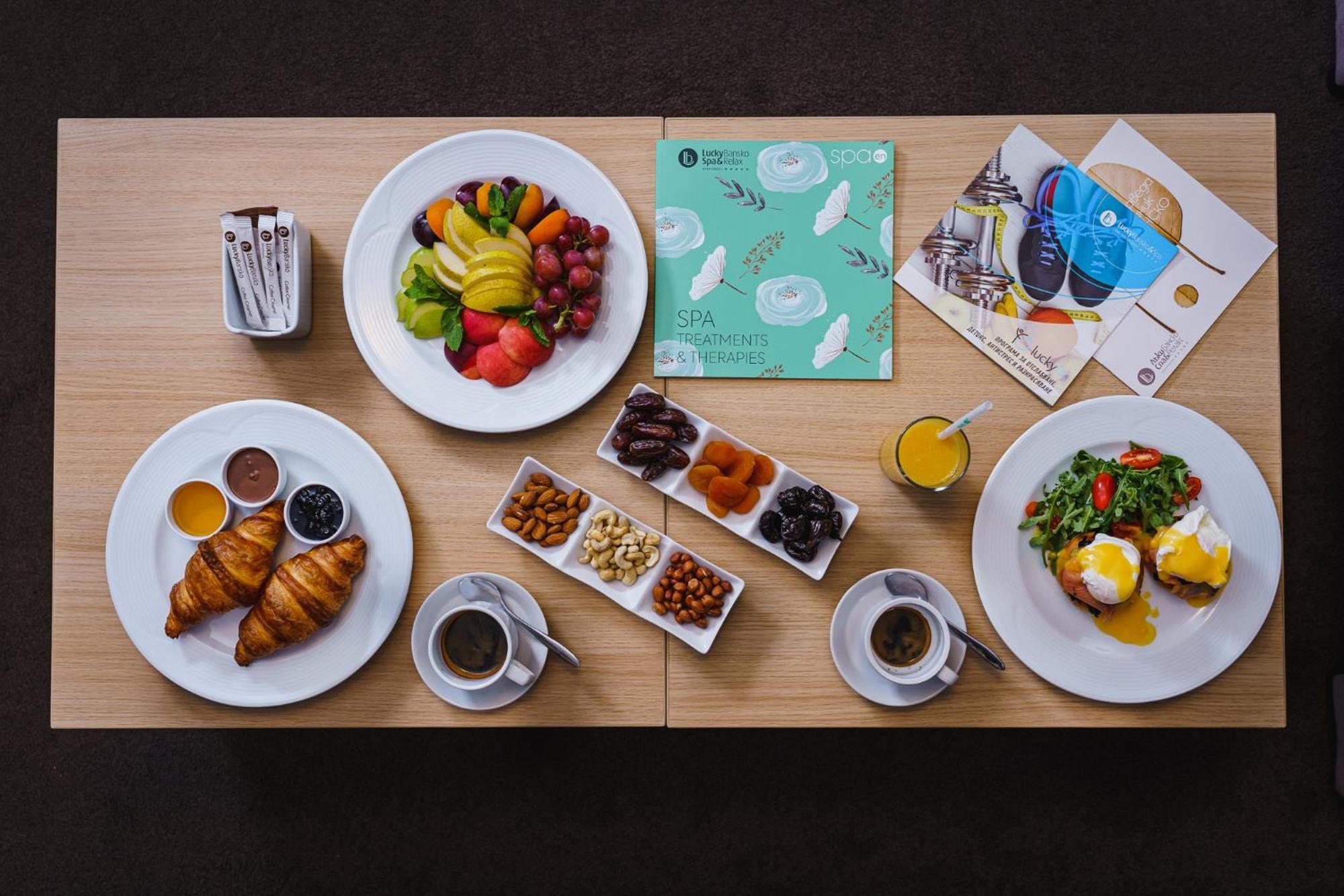 Lucky Bansko Aparthotel Spa & Relax Ngoại thất bức ảnh Breakfast at the hotel
