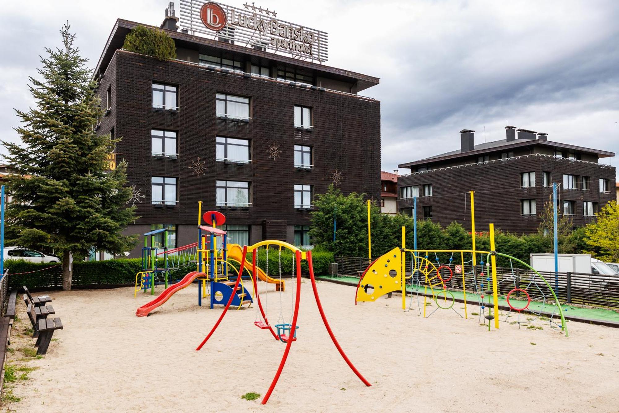 Lucky Bansko Aparthotel Spa & Relax Ngoại thất bức ảnh The school's campus