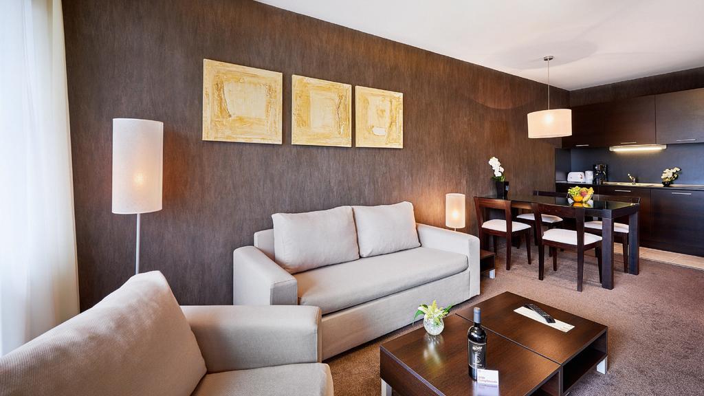 Lucky Bansko Aparthotel Spa & Relax Ngoại thất bức ảnh A living room at the Mandarin Oriental, Munich
